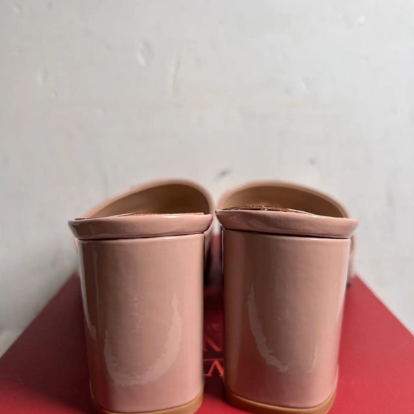 One stud mule sandals in tan - Picture 4 of 5